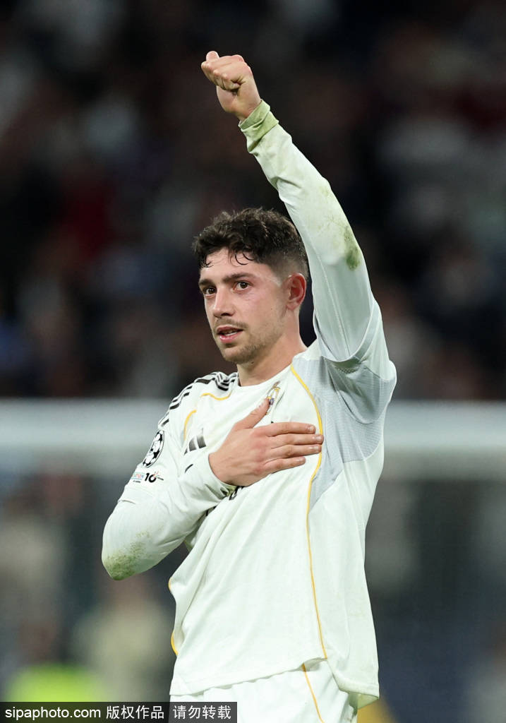 库尔图瓦在欧冠受伤离场：皇马门将的未来命运何去何从？